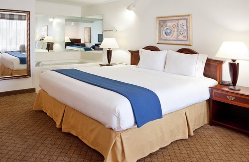 Alliance Hotel | Holiday Inn Express & Suites Alliance by IHG