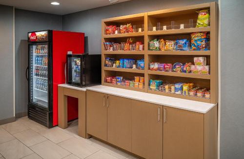Kingmont Hotel | Holiday Inn Express & Suites Fairmont by IHG