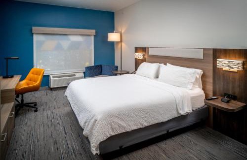 Kingmont Hotel | Holiday Inn Express & Suites Fairmont by IHG