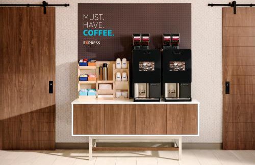 Lantana Hotel | Holiday Inn Express & Suites Lantana by IHG