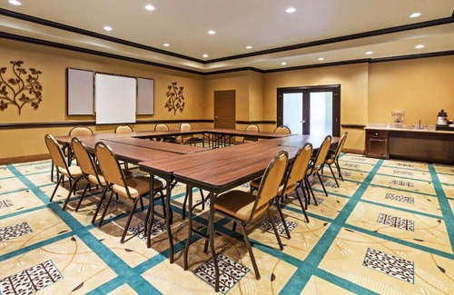 Victoria Hotel | Holiday Inn Express & Suites Victoria, an IHG Hotel