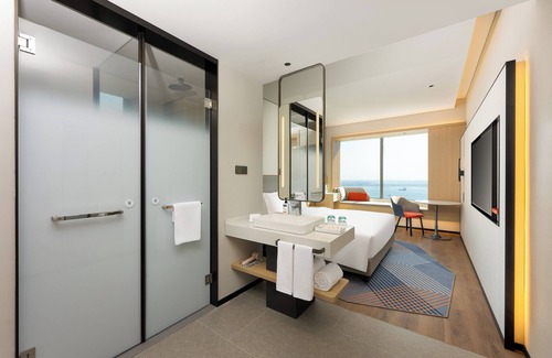 Chikan District Hotel | Holiday Inn Express Zhanjiang Coast by IHG