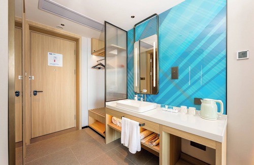Chikan District Hotel | Holiday Inn Express Zhanjiang Coast by IHG