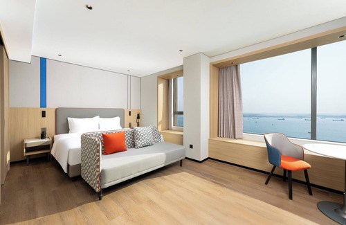 Chikan District Hotel | Holiday Inn Express Zhanjiang Coast by IHG