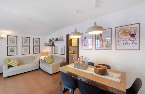 Fiumelatte House | Holiday Home 'La Nostra Casa Di Fiume' with Lake View, Balcony and Wi-Fi