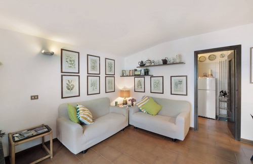 Fiumelatte House | Holiday Home 'La Nostra Casa Di Fiume' with Lake View, Balcony and Wi-Fi