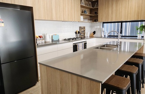 Adelaide House | Holiday @ the Beach + Spa Bath. King Bed Master with TV & ensuite