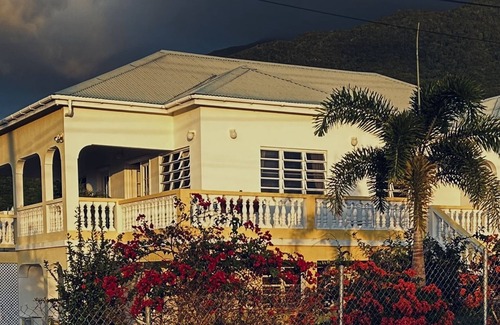 Charlestown House | Holiday Villa for rent 3 minutes from golf course, beach, bars and restaurants.