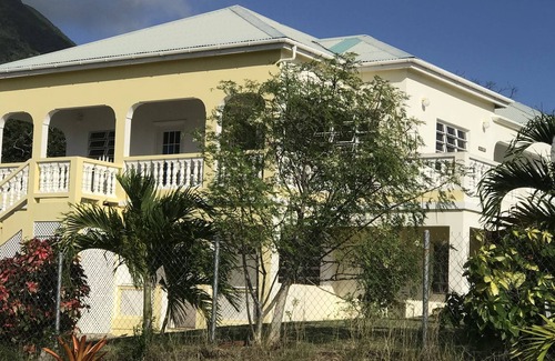 Charlestown House | Holiday Villa for rent 3 minutes from golf course, beach, bars and restaurants.