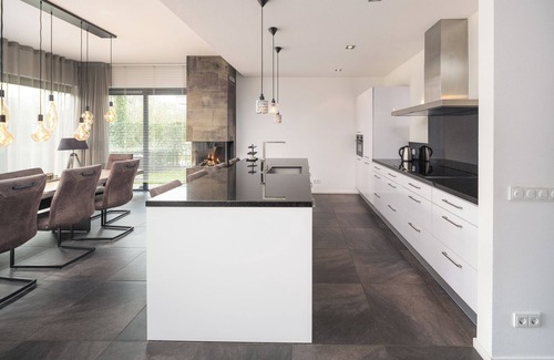 Zeewolde House | Holiday villa Water no. 336 | Luxury 10-person villa with Jacuzzi, Barrel Sauna and private jetty. Spacious garden with lots of privacy, large balcony and pet friendly. Located at Villa Resort Harderwold, near Harderwijk and the Veluwemeer!