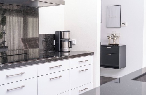 Zeewolde House | Holiday villa Water no. 336 | Luxury 10-person villa with Jacuzzi, Barrel Sauna and private jetty. Spacious garden with lots of privacy, large balcony and pet friendly. Located at Villa Resort Harderwold, near Harderwijk and the Veluwemeer!