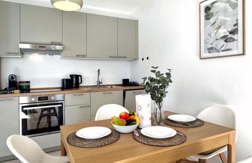Schoenefeld Apartment | HolidayHome Apartments I Airport Deluxe Condo with Terrace