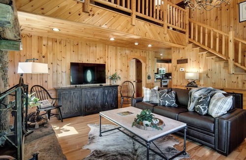 Sylva Cabin | ✨Holidays 25% Off New Hot Tub Mountain Views WCU 3 mi Sylva 5 mi Fire Pit Mtn Views Lg Screened Porch Swings Families Couples Smokeys Nat'l Park 23mi ✨