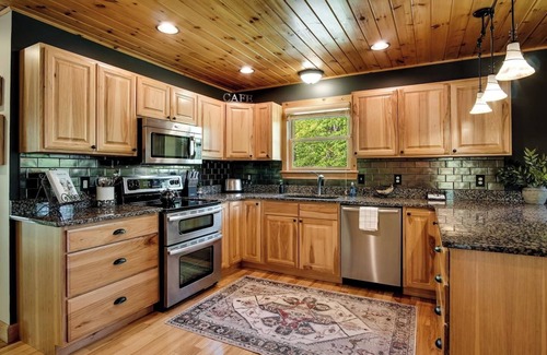 Sylva Cabin | ✨Holidays 25% Off New Hot Tub Mountain Views WCU 3 mi Sylva 5 mi Fire Pit Mtn Views Lg Screened Porch Swings Families Couples Smokeys Nat'l Park 23mi ✨