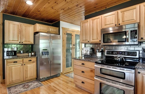 Sylva Cabin | ✨Holidays 25% Off New Hot Tub Mountain Views WCU 3 mi Sylva 5 mi Fire Pit Mtn Views Lg Screened Porch Swings Families Couples Smokeys Nat'l Park 23mi ✨