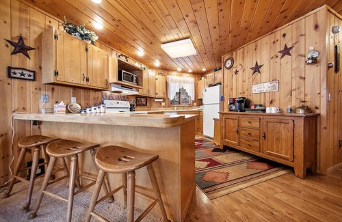 Rapid City Apartment | Holliday House Cabin