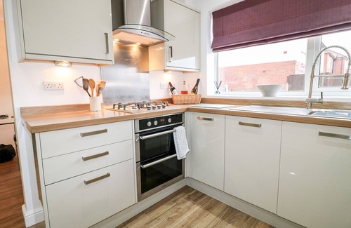 Annesley Woodhouse Cottage | HOLLINWELL VIEW, family friendly, with hot tub in Kirkby-In-Ashfield