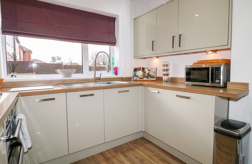 Annesley Woodhouse Cottage | HOLLINWELL VIEW, family friendly, with hot tub in Kirkby-In-Ashfield