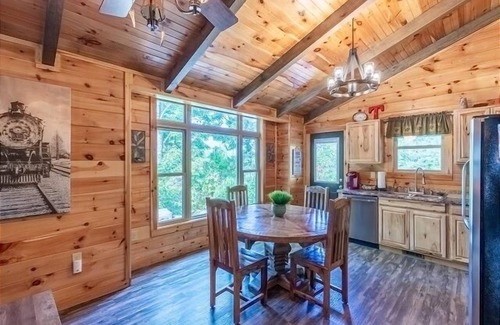 Bryson City Cabin | Holly's Hideaway Hot tub 2 King Beds Mountain View Convenient Location