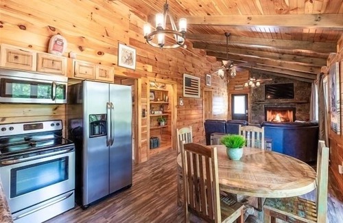 Bryson City Cabin | Holly's Hideaway Hot tub 2 King Beds Mountain View Convenient Location