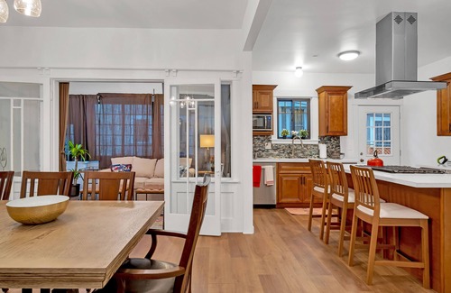 Hollywood House | ★HOLLYWOOD 4B/2B ✩ FULLY RENOVATED ONE OF A KIND CRAFTSMAN HOUSE✩ W/PARKING