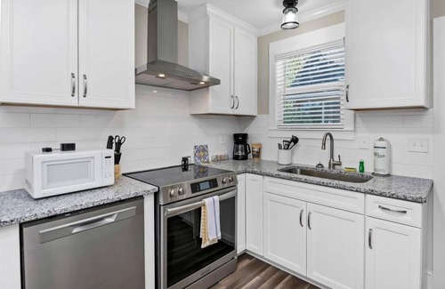 Columbia Apartment | Hollywood Hideaway - 1BR 1BA