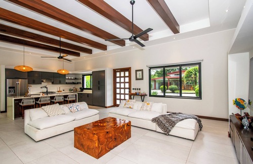 Uvita Villa | Hollywood House, walk 2 beach, 4 bdrs!