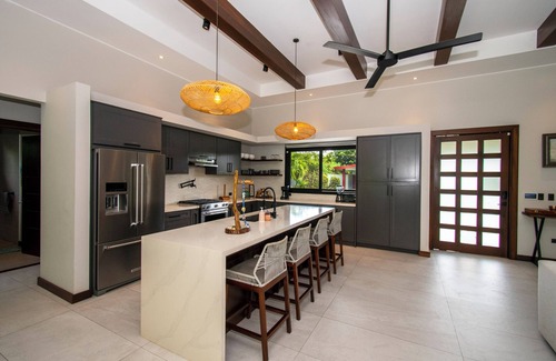 Uvita Villa | Hollywood House, walk 2 beach, 4 bdrs!