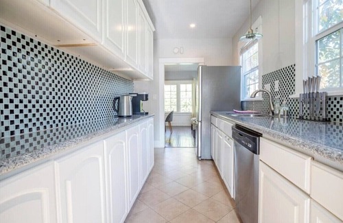 Hollywood House | Hollywood house with parking & backyard, walk to attractions