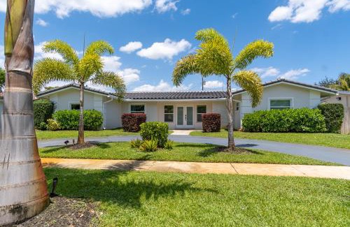 Hollywood Hills House | Hollywood Paradise Luxury 4BR 3BA Home and Outdoor Fun with Heated Pool