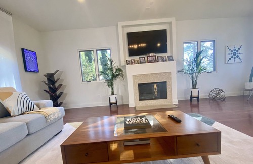 Beachwood Canyon House | Hollywood sign view 3bd house