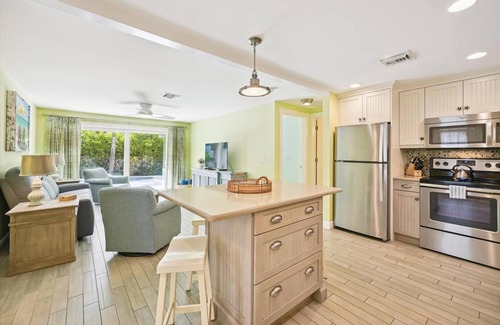Holmes Beach Cottage | Holmes Beach Cottage Steps to the Beach with Heated Pool!