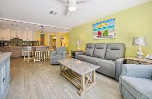 Holmes Beach Cottage | Holmes Beach Cottage Steps to the Beach with Heated Pool!