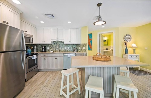 Holmes Beach Cottage | Holmes Beach Cottage Steps to the Beach with Heated Pool!