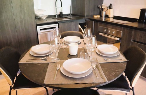Apoquindo Apartment | HOM I Depto 2D2B 4PAX Las Condes, Estacionamiento