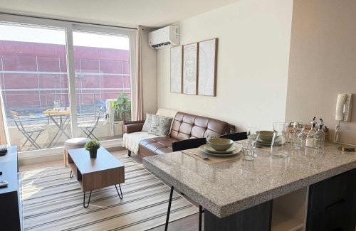 Downtown Santiago Apartment | HOM l Cercano al Metro Toesca con Parking en Stgo