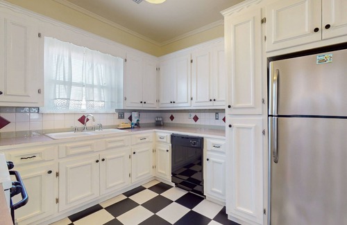 San Jacinto House | Home 2 Blocks from the Beach w/Small Porch, Washer/Dryer, A/C, 2 Bikes - Dogs OK