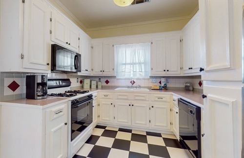 San Jacinto House | Home 2 Blocks from the Beach w/Small Porch, Washer/Dryer, A/C, 2 Bikes - Dogs OK