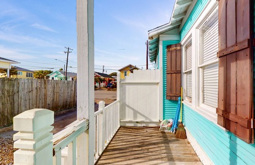 San Jacinto House | Home 2 Blocks from the Beach w/Small Porch, Washer/Dryer, A/C, 2 Bikes - Dogs OK