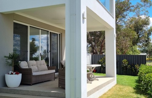Yarrawonga House | Home at Hogans. Overlooking Lake Mulwala. Boat parking and your own private swimming pool