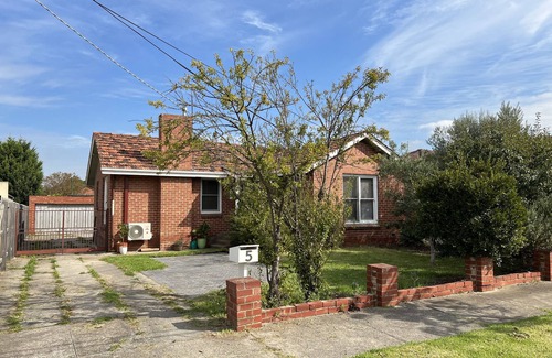 Preston House | Home away from home - 1930's Brick cottage in Inner North with large garden