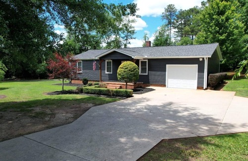 Pelzer House | Home away from home in a quiet rural setting!
