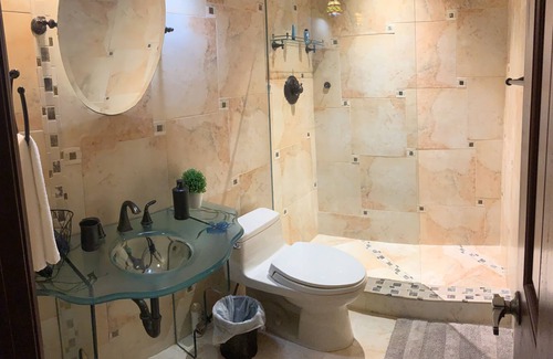 Hialeah Cottage | Home away from home!