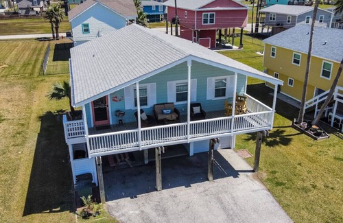 Galveston House | Home Bar, Lounge, and Arcade! Close to the beach and Marina