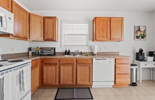 Fort Wayne House | Home for 5 w/Garage and Yard