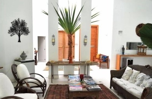 Sao Sebastiao House | Home Ground in Gated Community - 4 suites - Private pool