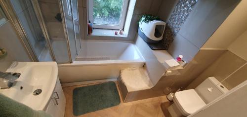 Sutton-in-Craven House | Home in Glusburn with hot tub and three cats