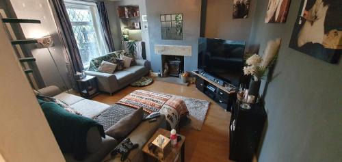 Sutton-in-Craven House | Home in Glusburn with hot tub and three cats