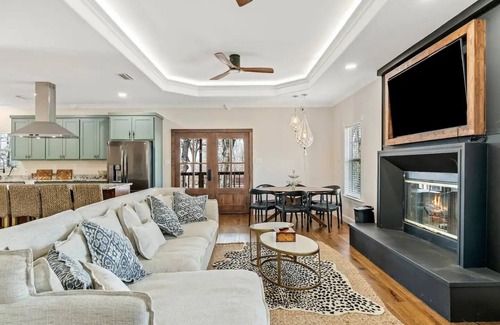 Carolyn Estates House | Home in Mabanknn
