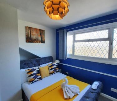 Leeds House | Home in Woodhouse, Leeds,Free 4 Car Parking,Free WiFi